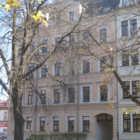 Mietshaus in halboffener Bebauung mit Vorgarten Straße der Nationen 134