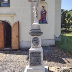 Kříž v Lipové-lázních před kostelem svatého Václava