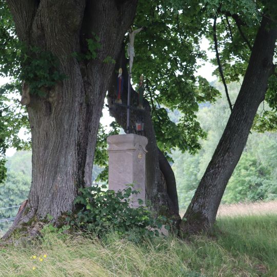 Kříž na rozcestí pod domem čp. 39 v Rozhledu
