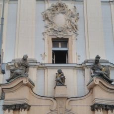 Sochy alegorií ctností nad zrušeným portálem bývalé jezuitské koleje na Karlově náměstí