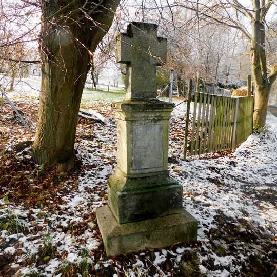 Kříž na rozcestí v západní části Smrčné