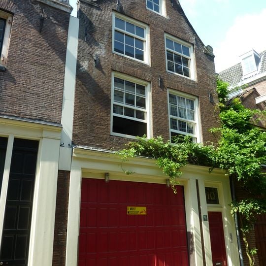 Huis met latere gevel onder klokvormige top met rollagen