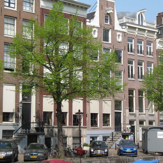 Pand met halsgevel met twee oeils-de-boeuf