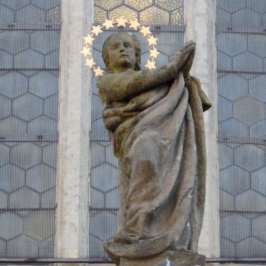 Socha Panny Marie nad portálem kostela Panny Marie a svatého Karla Velikého