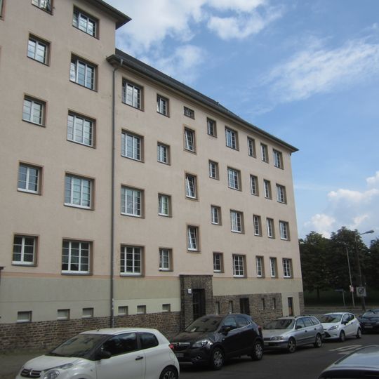 Macherner Straße 10; 12