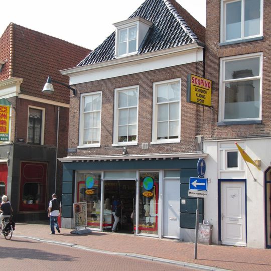 Eenvoudig pand met verdieping onder breed voor afgeschuind zadeldak