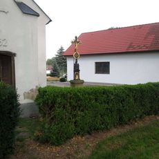 Kříž u kaple v Bácovicích