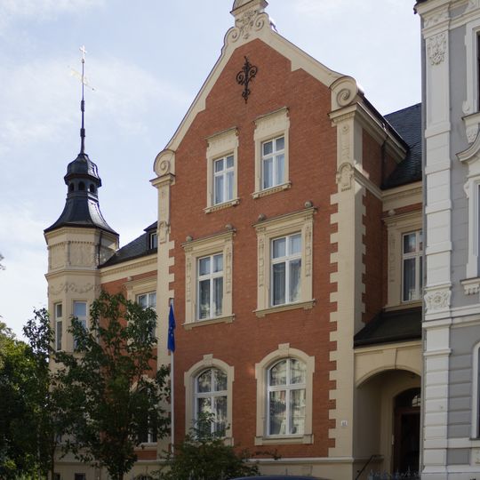 Wohnhaus, nach rechts in geschlossener Bebauung, mit Garteneinfriedung und Vorgarten Carl-von-Ossietzky-Straße 43