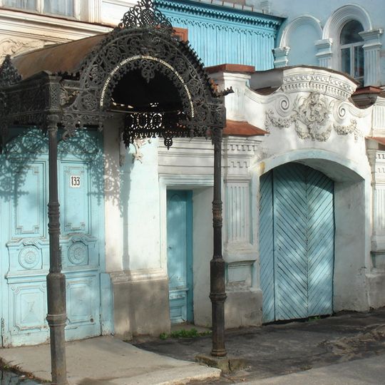 Главный дом с литым зонтом входа