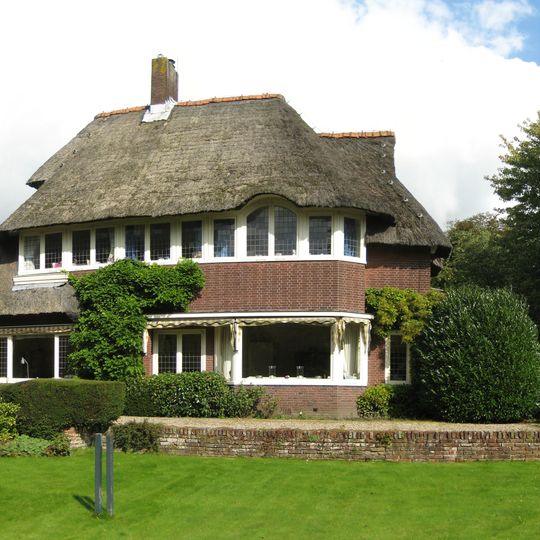 Villa in Engelse landhuisstijl met aangebouwde garage