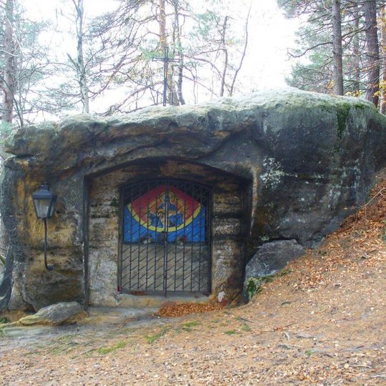 Skalní kaple Nejsvětější Trojice nad Křížovou cestou v Kamenickém Šenově