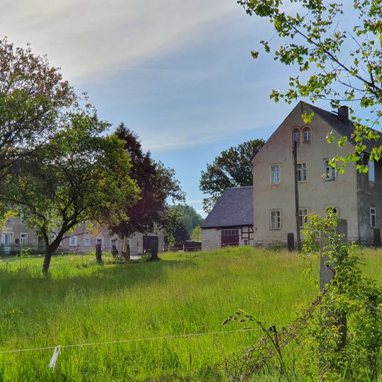 Dreiseithof mit Wohnstallhaus, Scheune und weiterem Wohnhaus Am Schulweg 12; 13