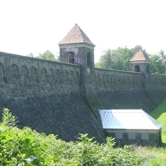 Staumauer der Talsperre Euba mit Schieberhaus und Hochwasserüberlauf einschließlich noch vorhandener Schiebertechnik Eubaer Straße