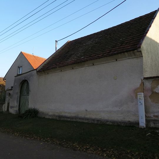 Stodola a brána usedlosti čp. 2