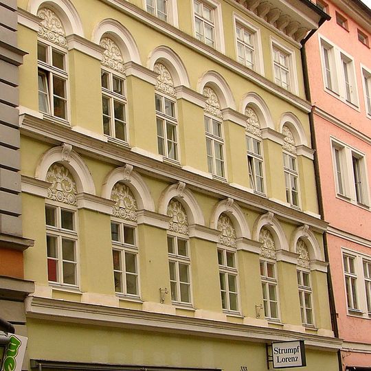 Wohn- und Geschäftshaus