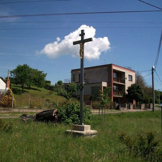 Kříž v Litohlavech u křižovatky
