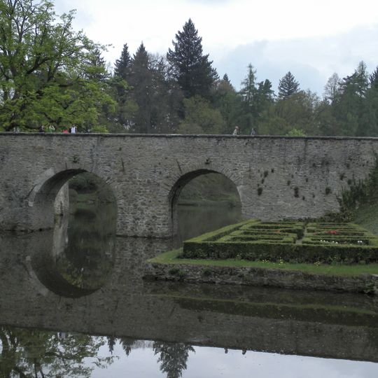 Most k zámku Červená Lhota