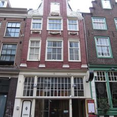 Pand met pilaster-halsgevel