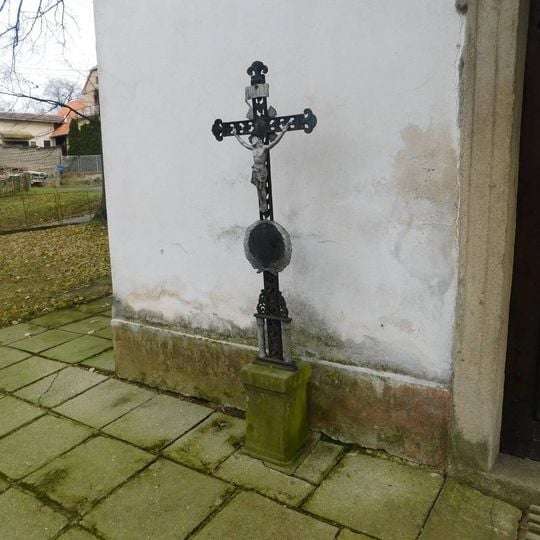 Kříž vlevo od vstupu do kostela v Křivsoudově