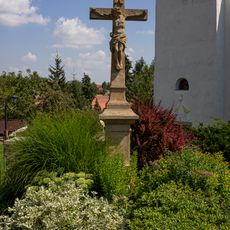 Kříž před kostelem svatého Václava v Lukovanech