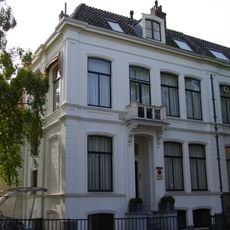 Gepleisterd statig herenhuis