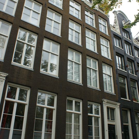 De Groote Keijser, pand met gevel onder gesneden verhoogde lijst en attiek, met gesneden deuromlijsting