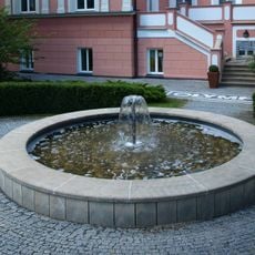 Kašna před zámkem ve Vokovicích