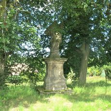 Socha svatého Jana Nepomuckého poblíž domu 714 ve Starých Křečanech