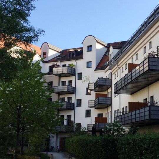 Ehemalige Farbenfabrik Michael Huber , jetzt Wohnanlage