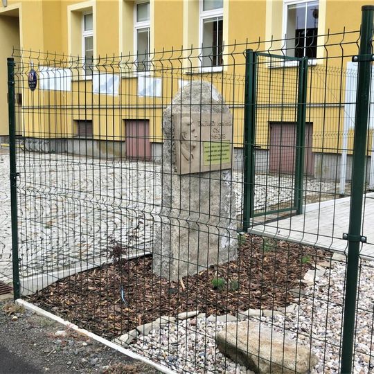 Pomník Josefa Horáka u školy ve Starých Křečanech