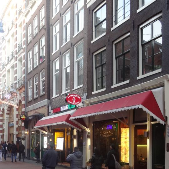 Pand met gevel onder rechte lijst