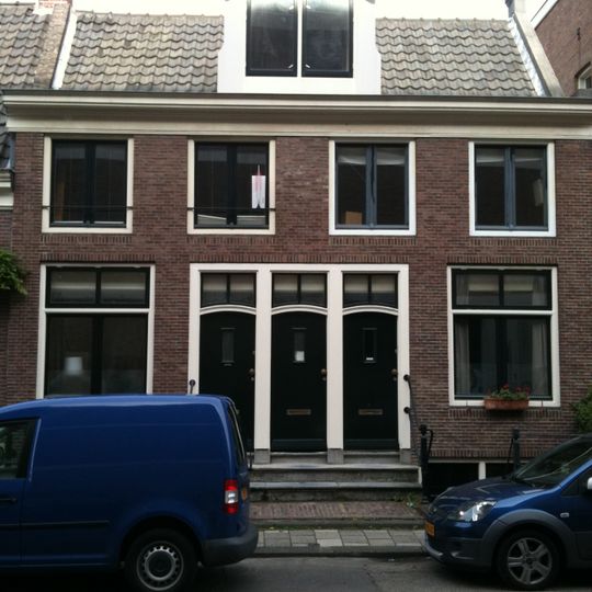 Laag dwarshuis een groep beneden- en bovenwoningen vormend