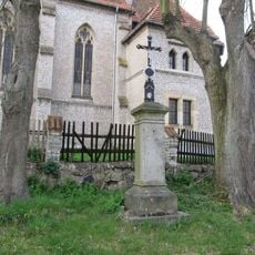 Kříž v Mešně u kostela