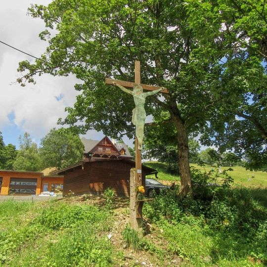 Dřevěný kříž ve Velkém Vrbně u parkoviště