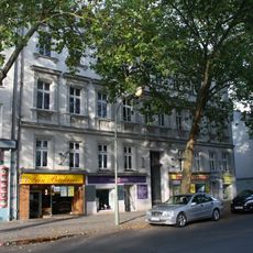 Mietshaus und Nebengebäude Adamstraße 10