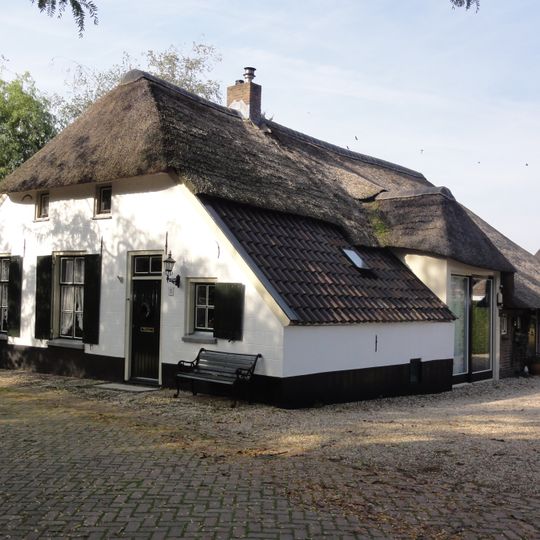 Gepleisterde boerderij, onder met riet en pannen gedekt wolfsdak