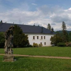 Socha v zámeckém parku ve Velkých Losinách