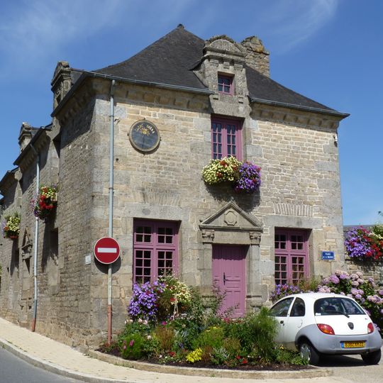 Maison à porte à fronton à Collinée