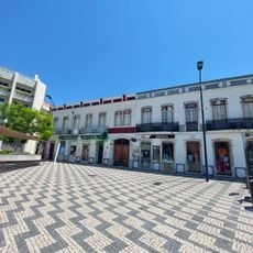 Edifício no largo do Cardal, n.º 2 a 16