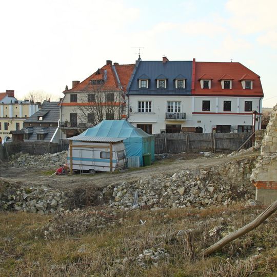 Relikty piwnic dawnej zabudowy, zachowane pod budynkiem d. „Hotelu Polskiego” E. Berensa i pod budynkiem tzw. sklepiku