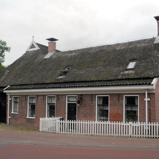 Boerderij op L-vormige plattegrond met woondeel onder zadeldak en stal onder wolfsdak