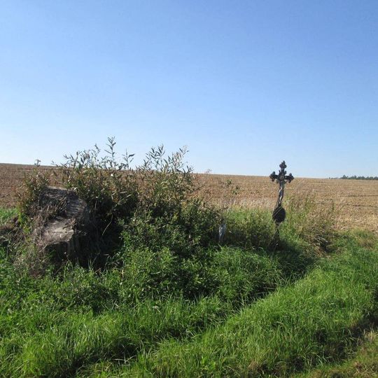 Kříž nad Radošovicemi u polní cesty