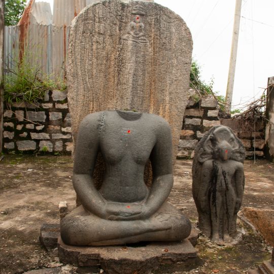 Sravavappana dinne ruined Jina basti inscription