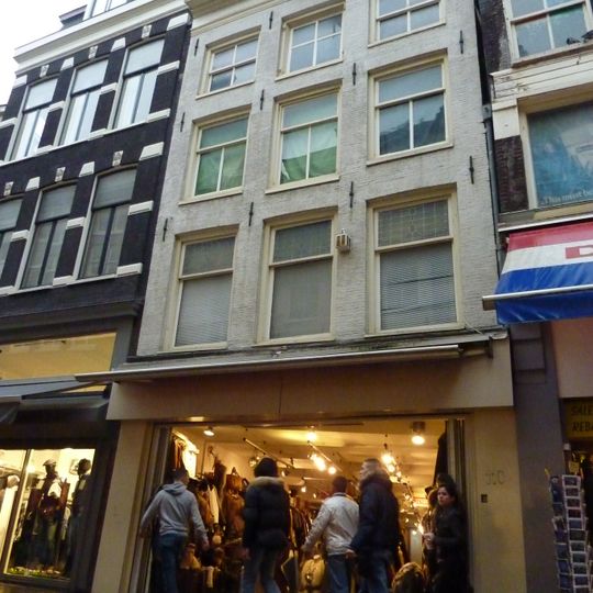 Pand met gevel onder rechte lijst