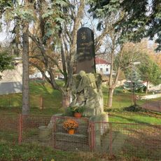 Pomník padlým na návsi v Jenčicích