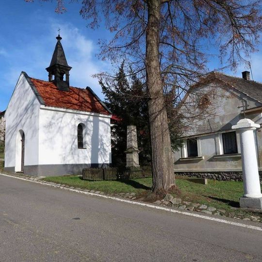 Kříž u kaple v Nebílovech