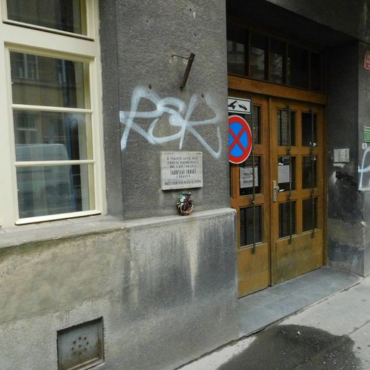 Pamětní deska Jaroslava Tobiáše na domě Šimáčkova 1451/11 v Holešovicích