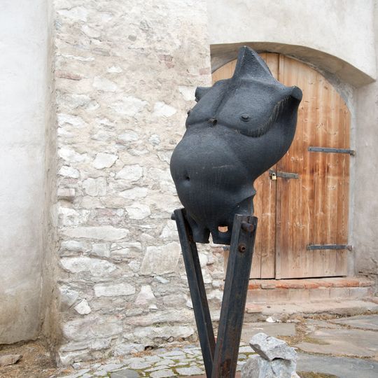 Kovová plastika v ulici Na Fortně v Českém Krumlově