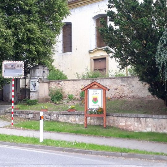 Kříž v Lišanech u křižovatky