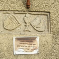 Deska z Paví brány na domě čp. 299